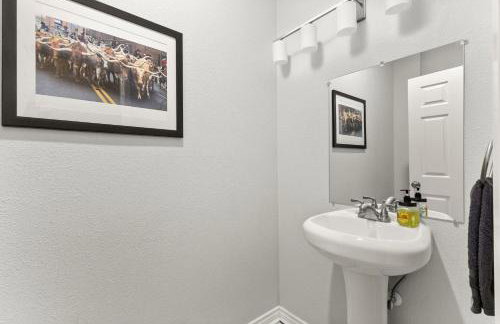 Spacious Retreat with Pool & Hot Tub - 10 Minutes to Downtown - Foto 35