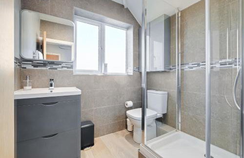 Stylishly decorated 3 bed house presented by Our Home Short Stays comfortable beds with crisp linen and plenty of outdoor space to enjoy - Foto 9