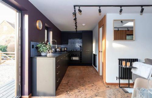 Modern 2-Bed Cabin Near West Wittering Beach - Foto 8