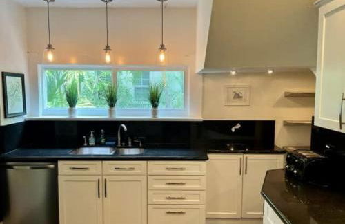 The Periwinkle House - Bask Poolside at this Sunlit West Palm Retreat - Foto 26