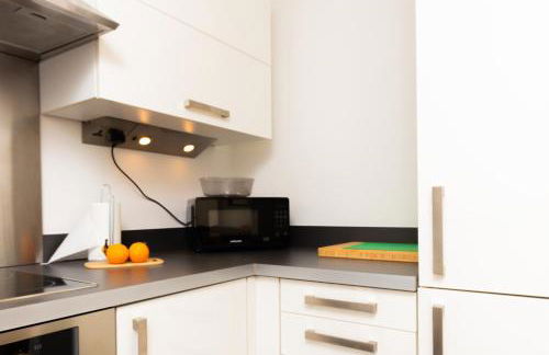 Central Gem: Cosy 2BR with Private Balcony - Foto 25