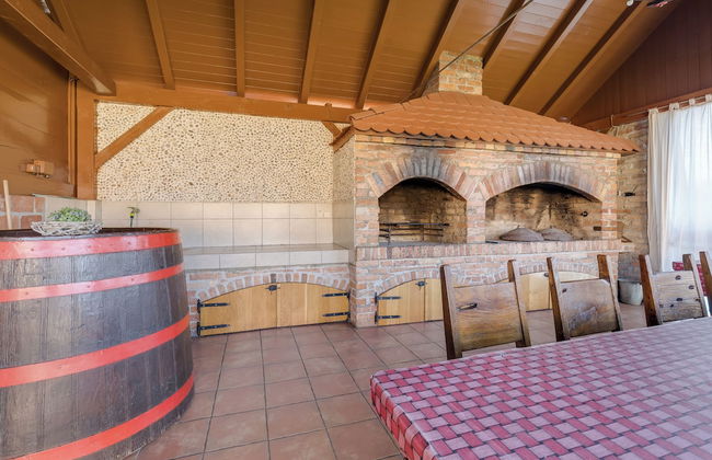 Rustic Cottage With Heated Pool - Photo 21