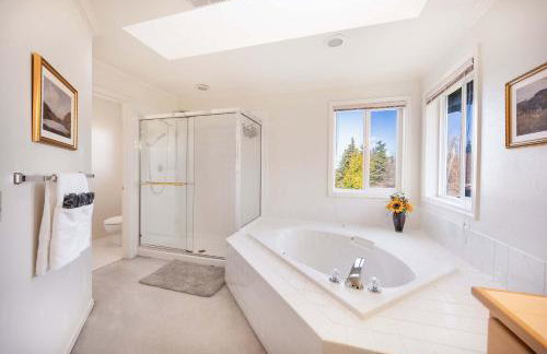 Brier 5BR Retreat w Pool Table Deck Central AC - Foto 42