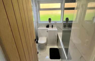 Modern Bungalow - Holiday or Contractors - Driveway Parking - Photo 5