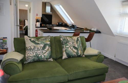 THE HIDEAWAY - LUXURY SELF CATERING COASTAL APARTMENT with PRIVATE ENTRANCE & KEY BOX ENTRY JUST A FEW MINUTES WALK TO THE BEACH, SOLENT WAY WALK, SHOPS and many EATERIES & BARS - FREE OFF ROAD PARKING,FULL KITCHEN, LOUNGE,BEDROOM , BATHROOM & WI-FI - Foto 20