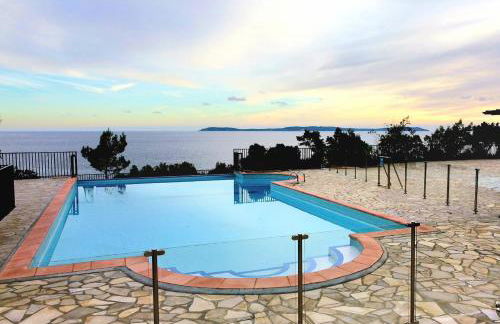 La Pinède - T4 avec terrasse et piscine - Foto 1