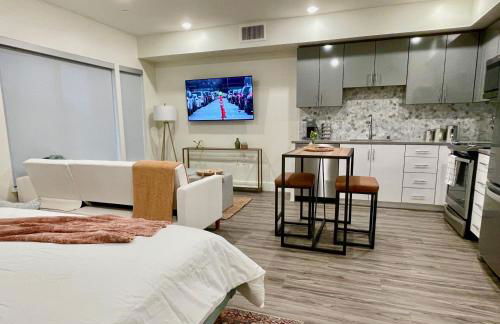 Downtown-King Bed-ADA Elevator-In Unit Laundry - Foto 27