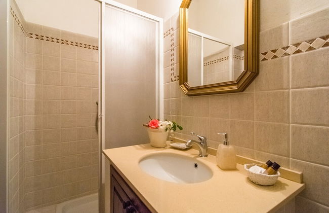 Holiday Home in Town Center with Pool, Garden, Hot Tub - Photo 24