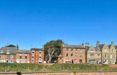 Park View is a beautiful whole entire house close to town centre, sleeps 8 in 4 rooms, 2 doubles and 4 single beds with 2 shower rooms, available for holidays, insurance stays, trades people, contractors, pets welcome - Foto 12