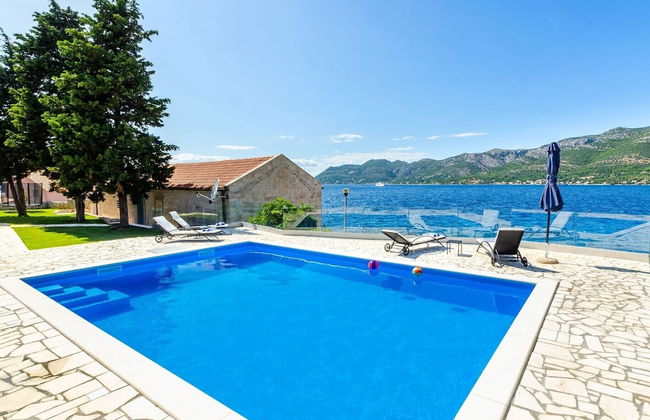 Beachfront Villa Gabriela with Pool - Foto 46