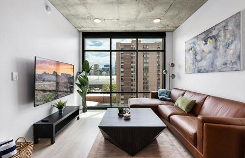 Exceptional 1BD BA-PoolHotTubGymParking- Downtown! - Foto 13