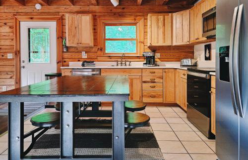 Creekwood Chalet - Hocking Hills with Hot Tub and Near Hiking - Foto 33