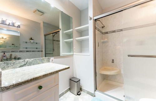 Perfect Getaway 3BR 3BA Home Close to Parks and Shopping - Foto 14