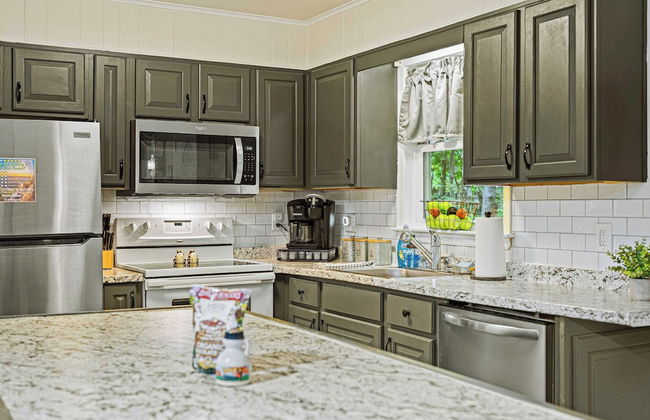 Frolic on Fern by Avantstay Enclosed Deck w/ Forest Views, Bar - Photo 5