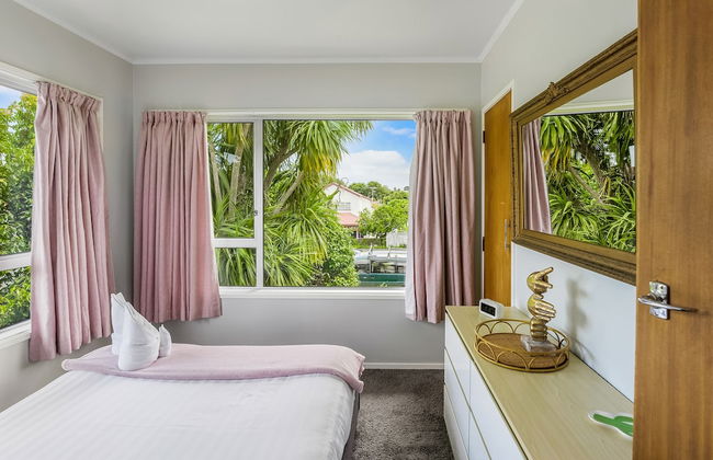 Inner City Retreat - WiFi - Netflix - Photo 29