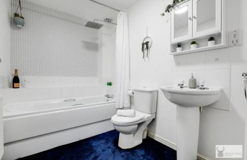 Spacious Whitwick Stay 3-Story House - Photo 3