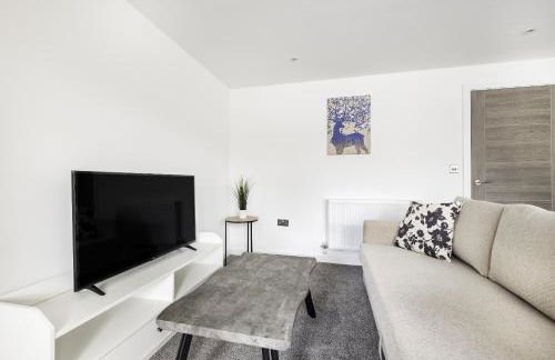 2Bed Flat-Secured Free Parking-by Holiday Homes - Photo 15