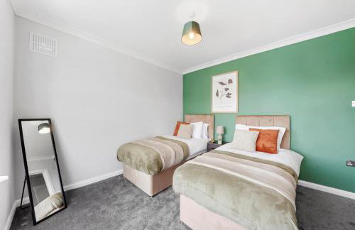 Grab a Deal Today! Massive Home For Contractors & Parking for 4 - Foto 11