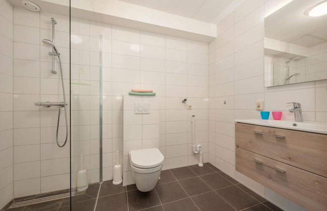 Restyled Bungalow With Dishwasher, Near the Beach - Photo 6