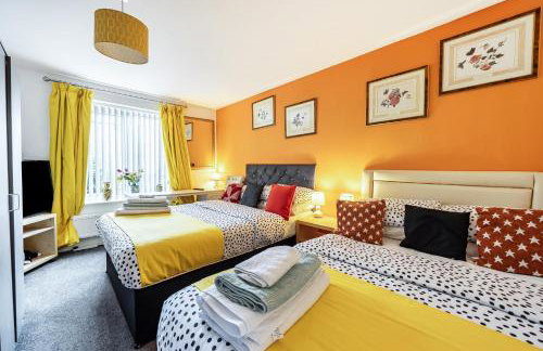 Bright 4 Bedroom Home in Walsall, Free Parking and for EVs - Foto 1