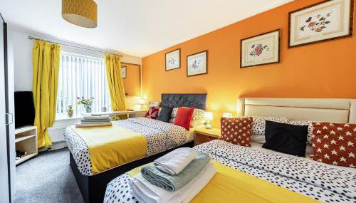 Cozy 4 Bedroom Home in Walsall, Free Parking, EVC, WIFI, 30 days 10 percent off - Foto 1