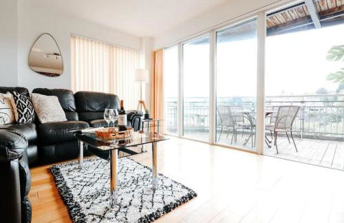 Bay View Apartment, by Solace Stays - Photo 2