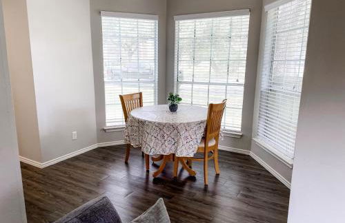 Cozy and Quiet, with Easy Access & Private Garage - Foto 16