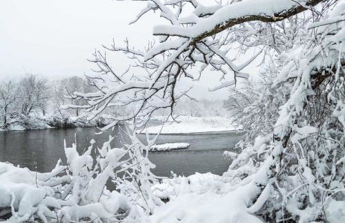 Haven Tiny House w hot tub on river near Stowe - Foto 56
