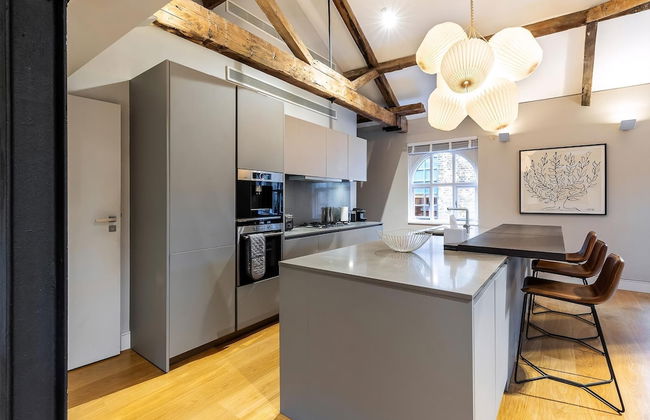 Pepys House: A Modern Touch of History - Photo 33