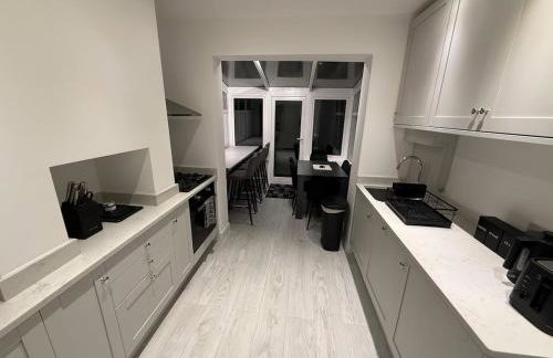 Luxury 4 Bedroom House in Harrow with Free Parking - Foto 7