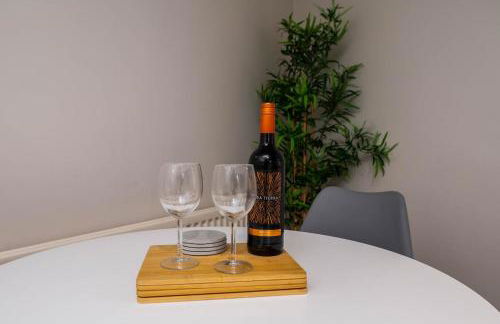 #34 Two bed apt Private Parking Stylish & homely - Photo 21