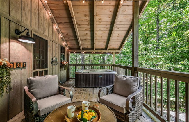 Light'n Bug Bungalow 1 Bedroom Cabin by RedAwning - Photo 32