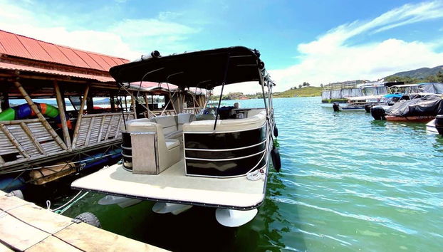 Ready-to-sail pontoon boat
