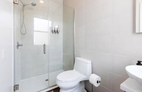 Uptown Bright & Modern Apt - Steps to Lake, Train, Amazing Food & Free Parking - Photo 15