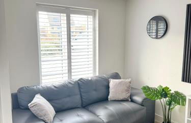 Parkside Luxury 3 bedroom home, 5 min to Ebbsfleet Station and has free Parking - Foto 13