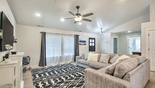 Cozy and Chic Abode about 11 Mi to Bloomington Lake - Foto 3