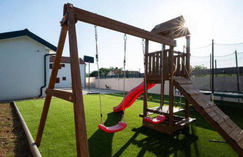 Villa Pietra- Modern rustic poolside oasis - Photo 8