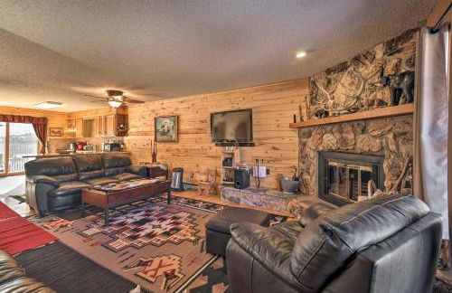 Downtown Red River Retreat with Mtn Views and Yard - Foto 1