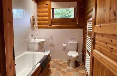 Solid Log Cabin With Private Hot Tub - Oak - Foto 12