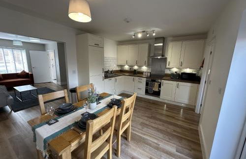 3 Bed Home with Driveway Parking for Contractors & Family stays in Stafford - Foto 26