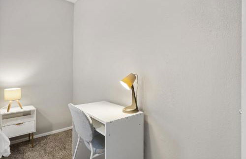 Emerald Loft - Pool, Gym & Free Parking! - Photo 10