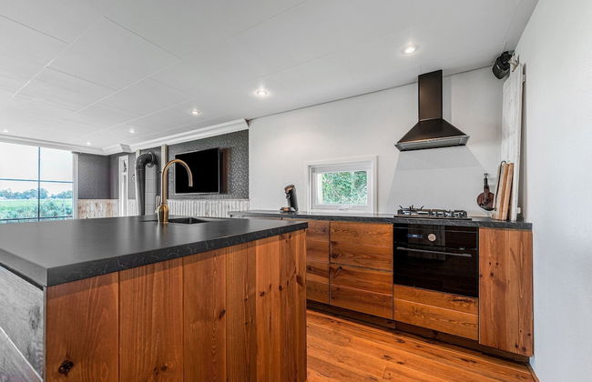 Fantastic Chalet Near Open Waterways, hot tub - Photo 11