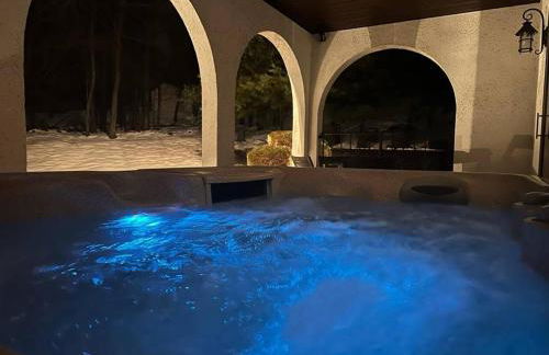 Mediterranean villa hot tub fire place•fire pit - Foto 9