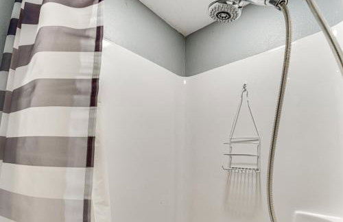 Wooded Couples Retreat with Lanai in Interlachen - Photo 19