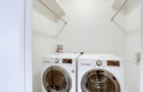 Family-Sized 3BR Retreat Minutes from Reagan National - Photo 31