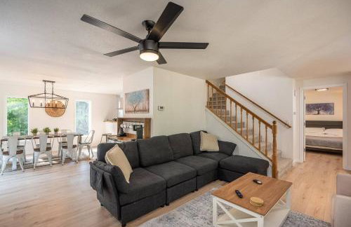 Updated Large River Front Home with Hot Tub - Foto 1