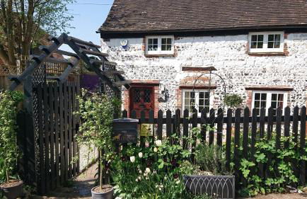Charming 17th Century 2-bed Cottage in Medmenham - Foto 1