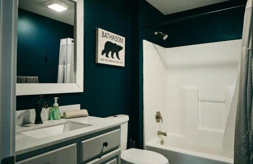 Bear House Catskills Cabin- Private Pool, Pond, Hot Tub, Dog-Friendly Sleeps 9 Adults - Foto 10