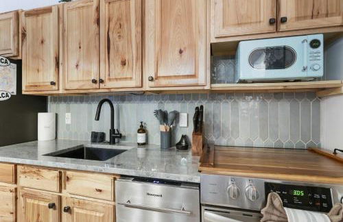 Evergreen Escape Hot Tub Firepit Resort Pool - Foto 14