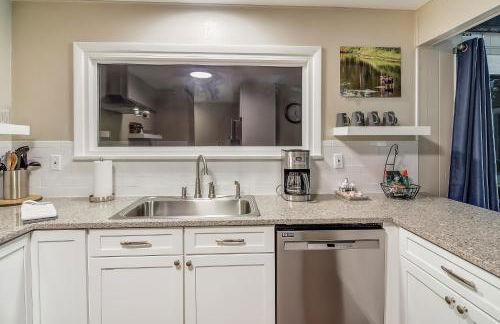 Cozy Mountain Home with Great Views, Deck & WiFi - Photo 17